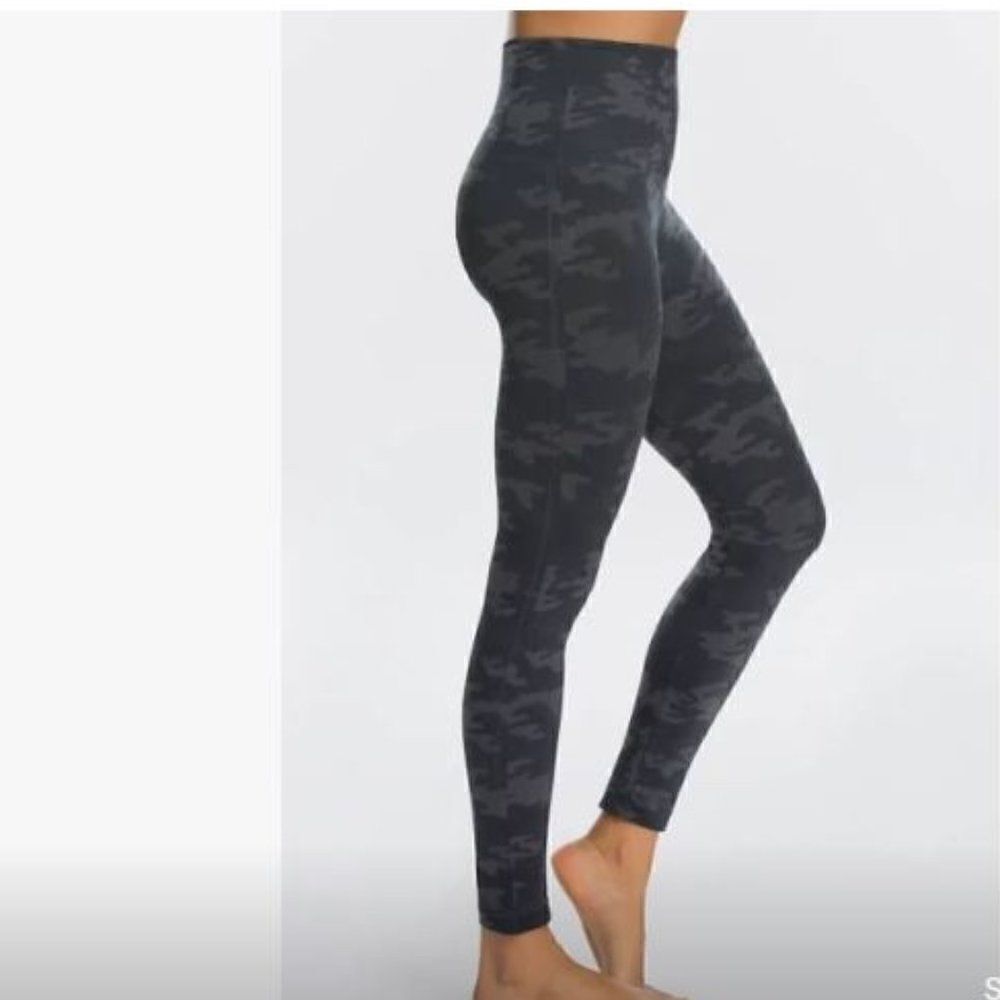 SPANX Look at Me Now Seamless Legging Black Camo Size Small